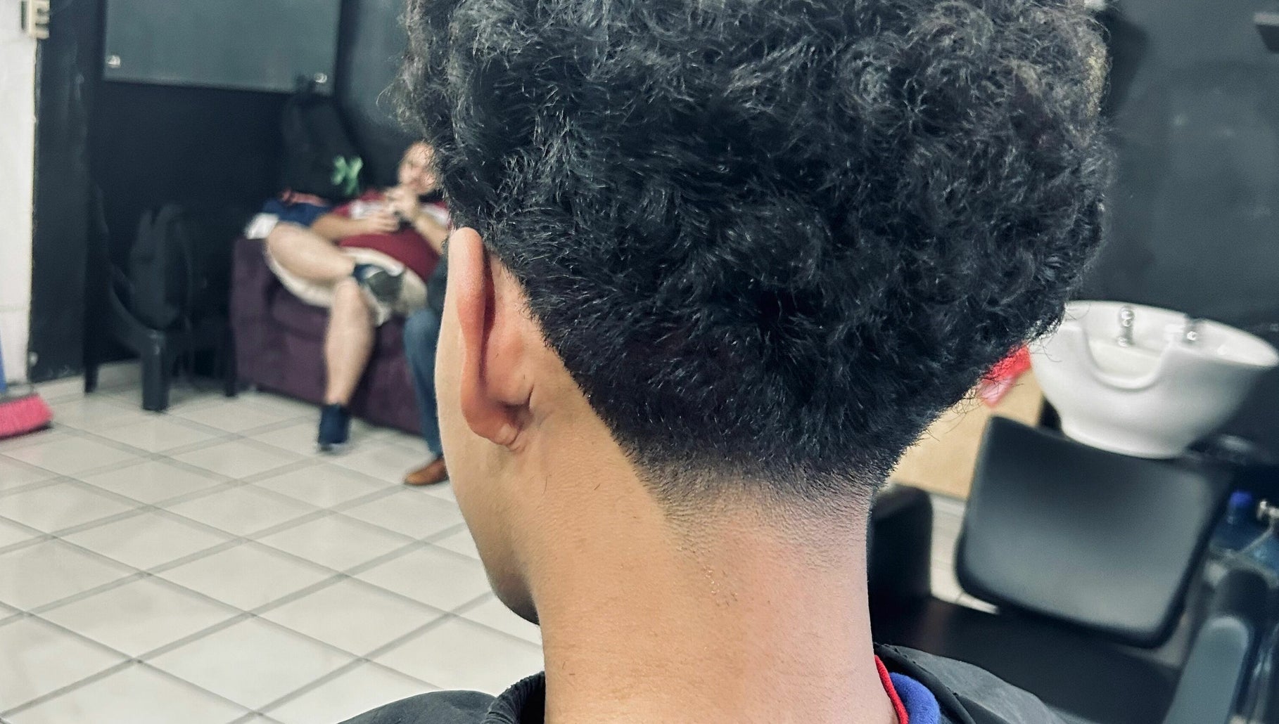 Fade rizado, interior de la barbería